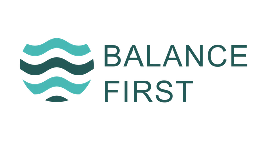 rundes Logo mit Wwellen und dem Schriftzug Balance First