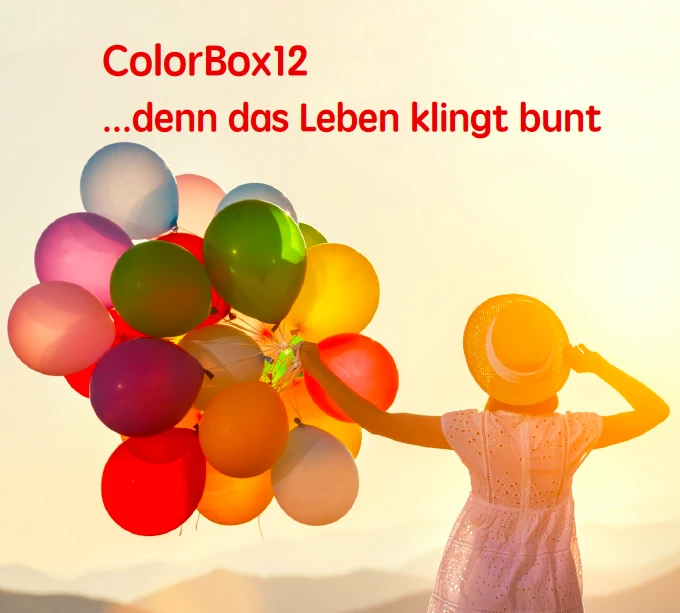 Frau mit Sommerhut und vielen bunten Luftballons in der Hand von hinten mit Schriftzug "Color Box12 ... denn das Leben klingt bunt"