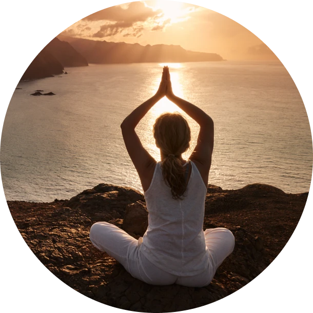 Frau in Yoga-Position vor einem See im Sonnenuntergang – runder Ausschnitt